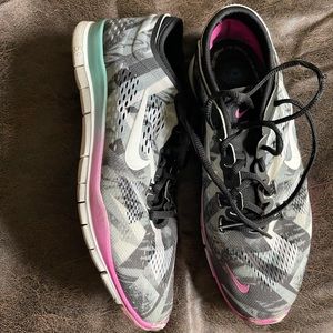 Nike Trainers- black/pink/blue